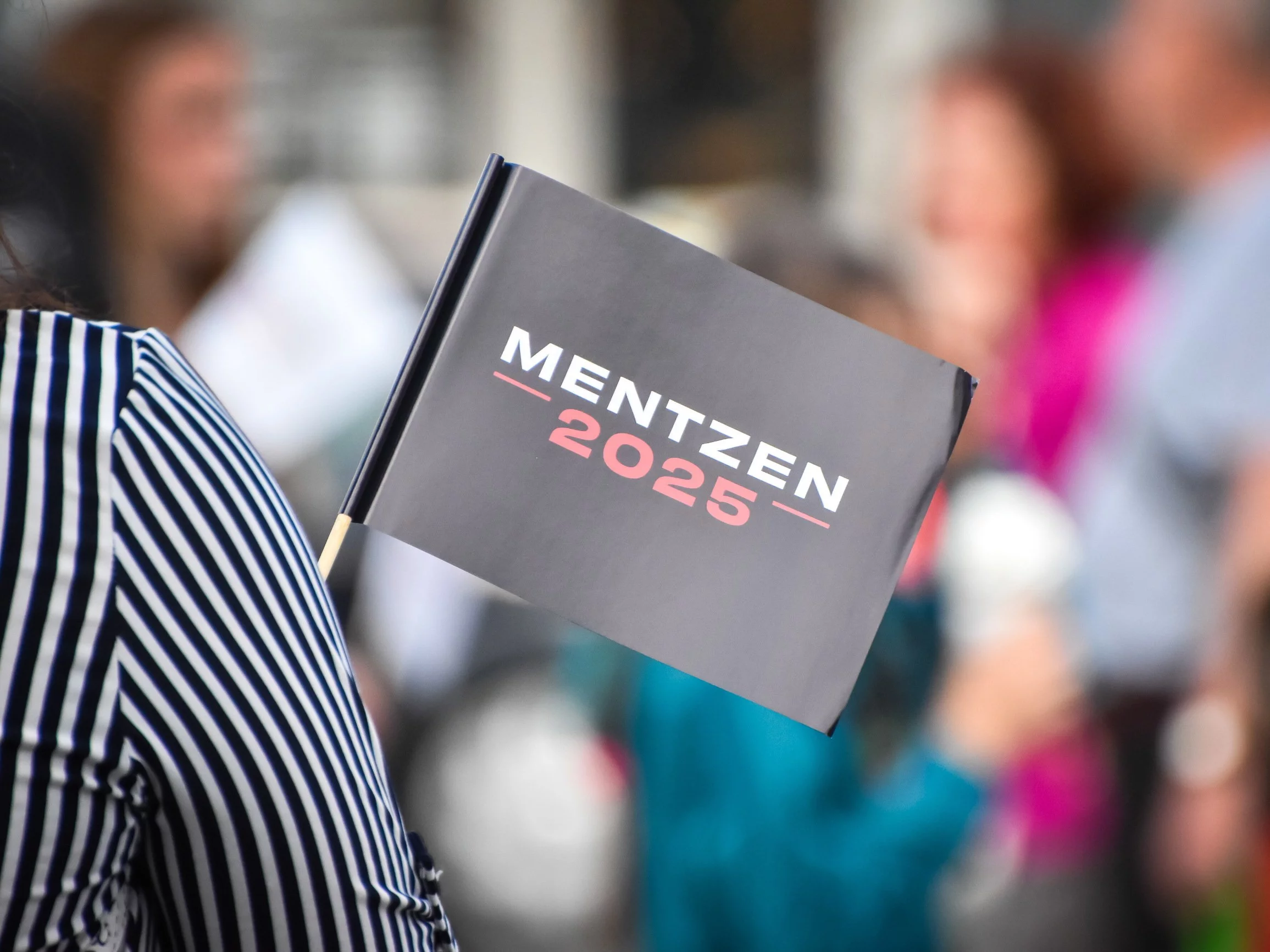 Proporczyk na spotkaniu pod hasłem „Mentzen 2025”