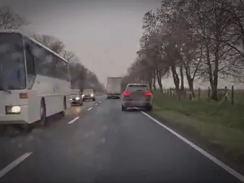 Pijany kierowca BMW X5 jedzie wężykiem