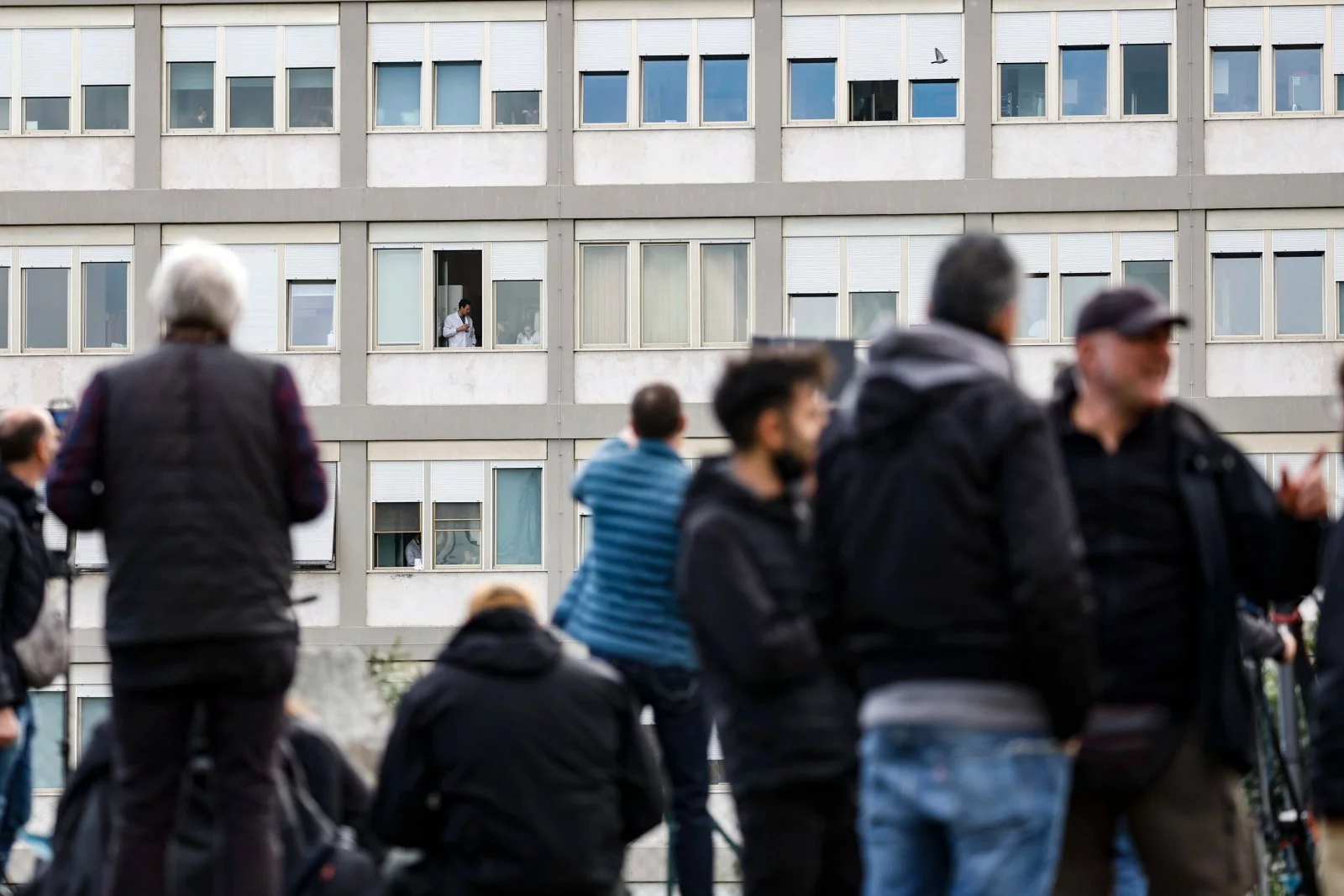 Dziennikarze przed kliniką Gemelli