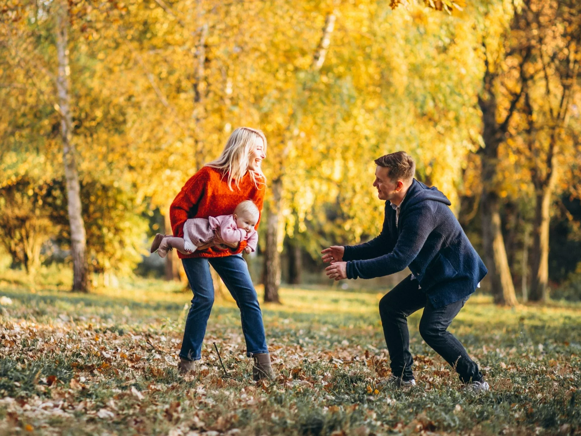 Kobieta z dzieckiem i mężczyzna w parku