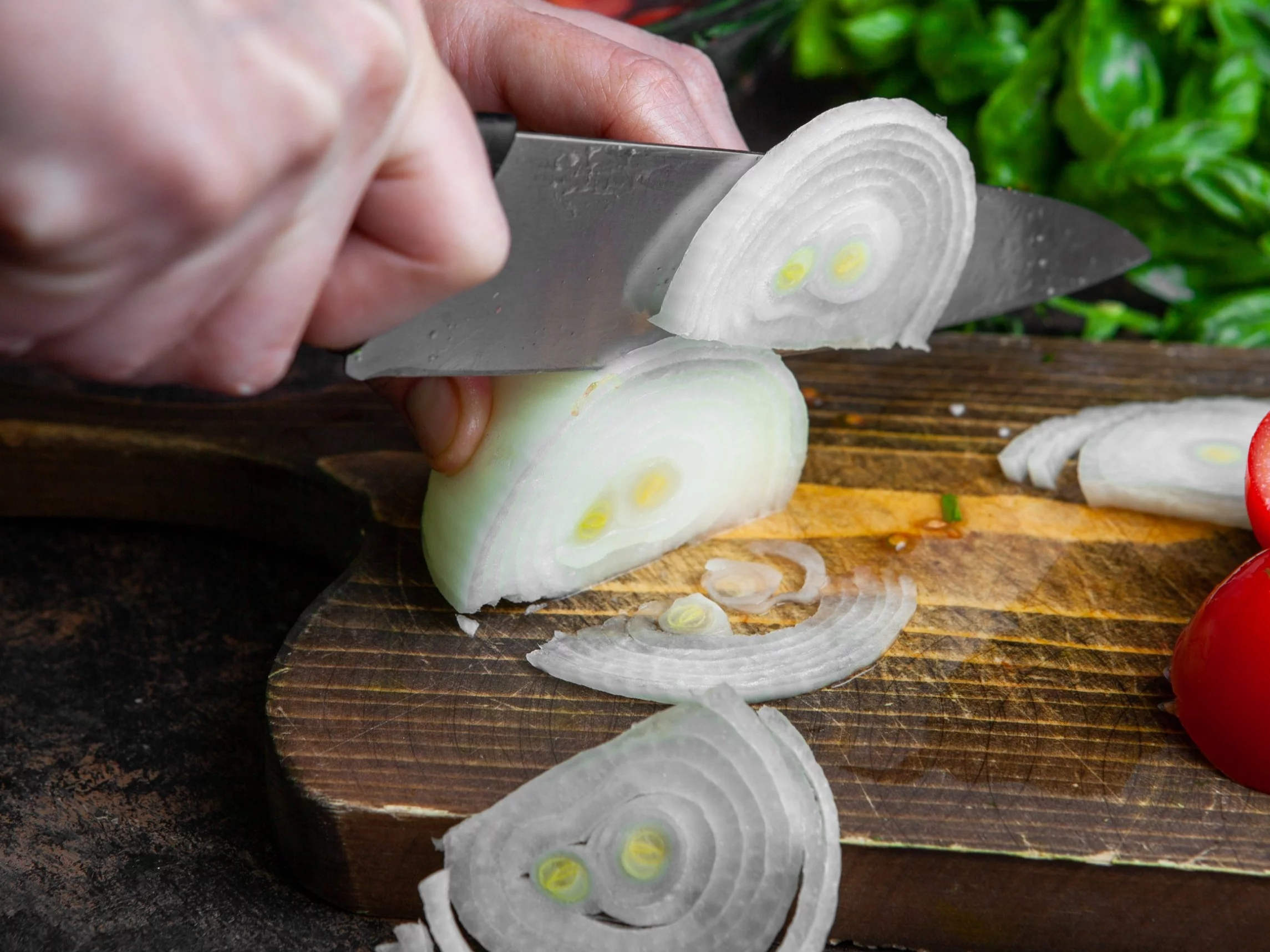 Jak kroić cebulę, by uniknąć łez? Naukowcy podają dwa sposoby