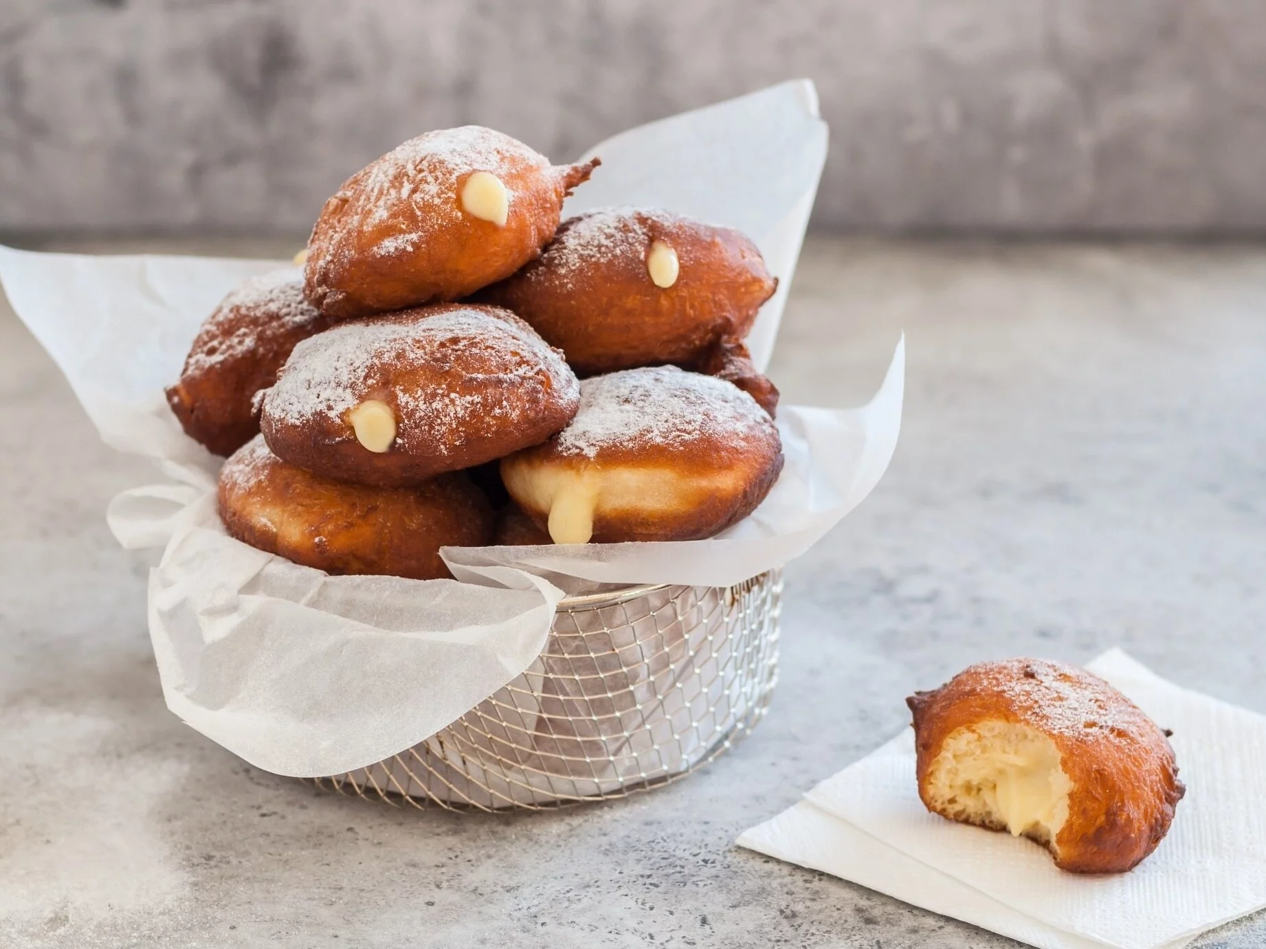 Domowe pączki z nadzieniem.