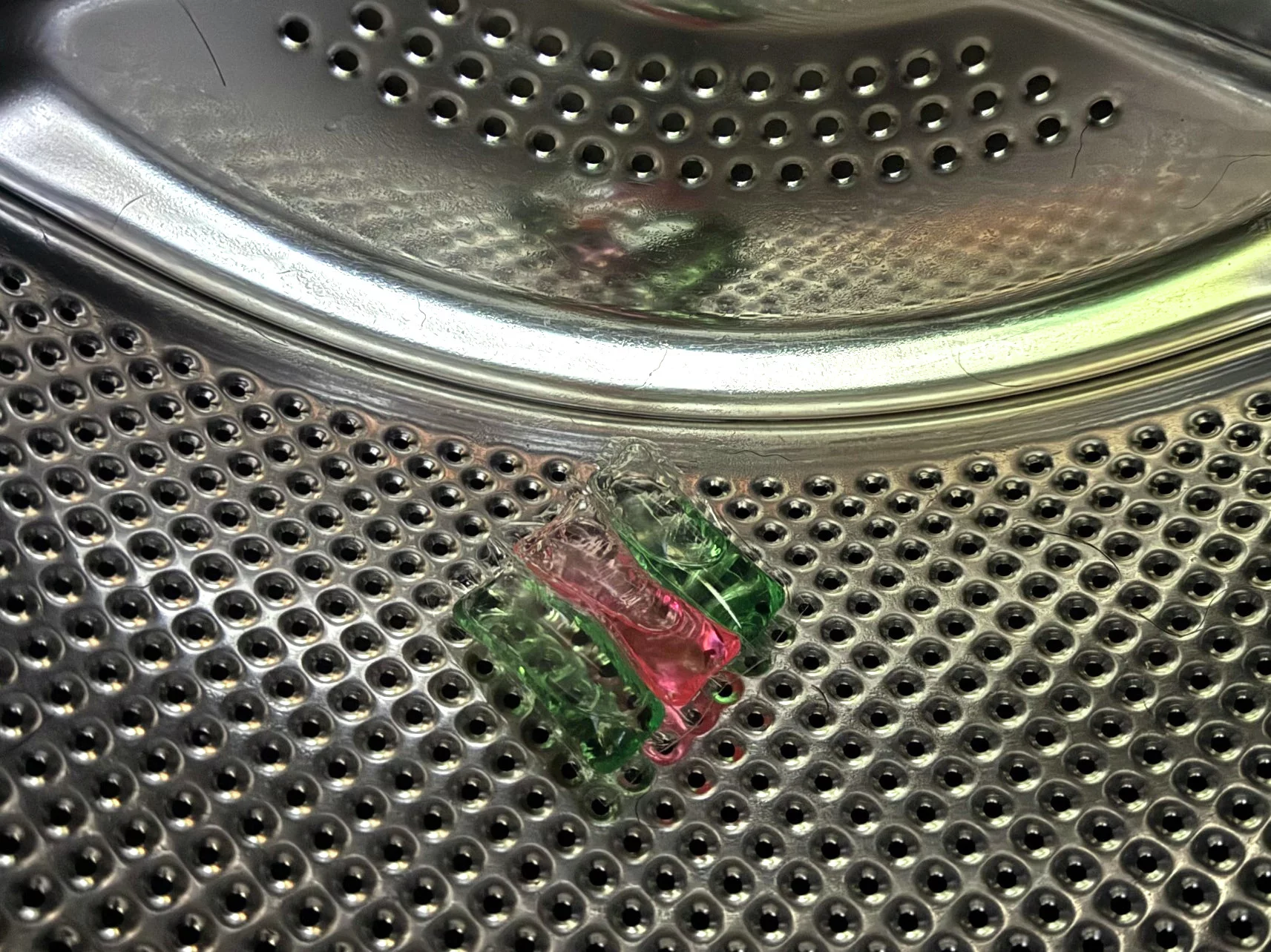 Choć kapsułki do prania uchodzą za najprostsze rozwiązanie, w praktyce większość osób używa ich… źle. Tymczasem poprawna zasada jest jedna