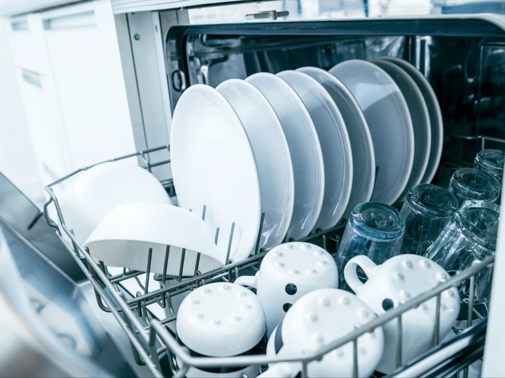Regularna konserwacja i odpowiednie nawyki sprawiają, że zmywarka myje szybciej, ciszej i dokładniej