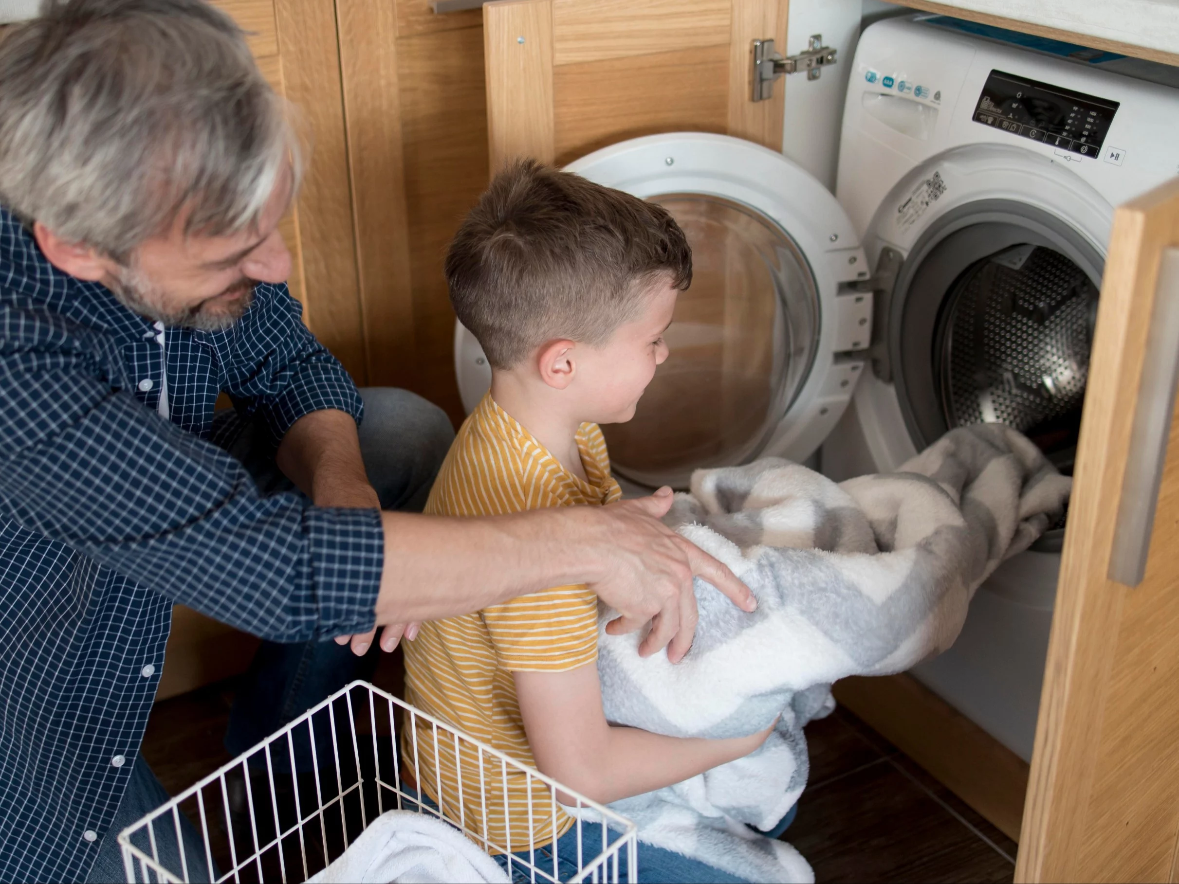 Wystarczy pół szklanki domowego dodatku do prania, by koc po wyschnięciu znów był miękki i przyjemny w dotyku