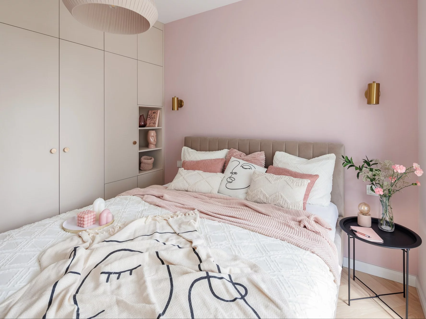 Sypialnia w bloku muśnięta jasnym różem, projekt: Decoroom