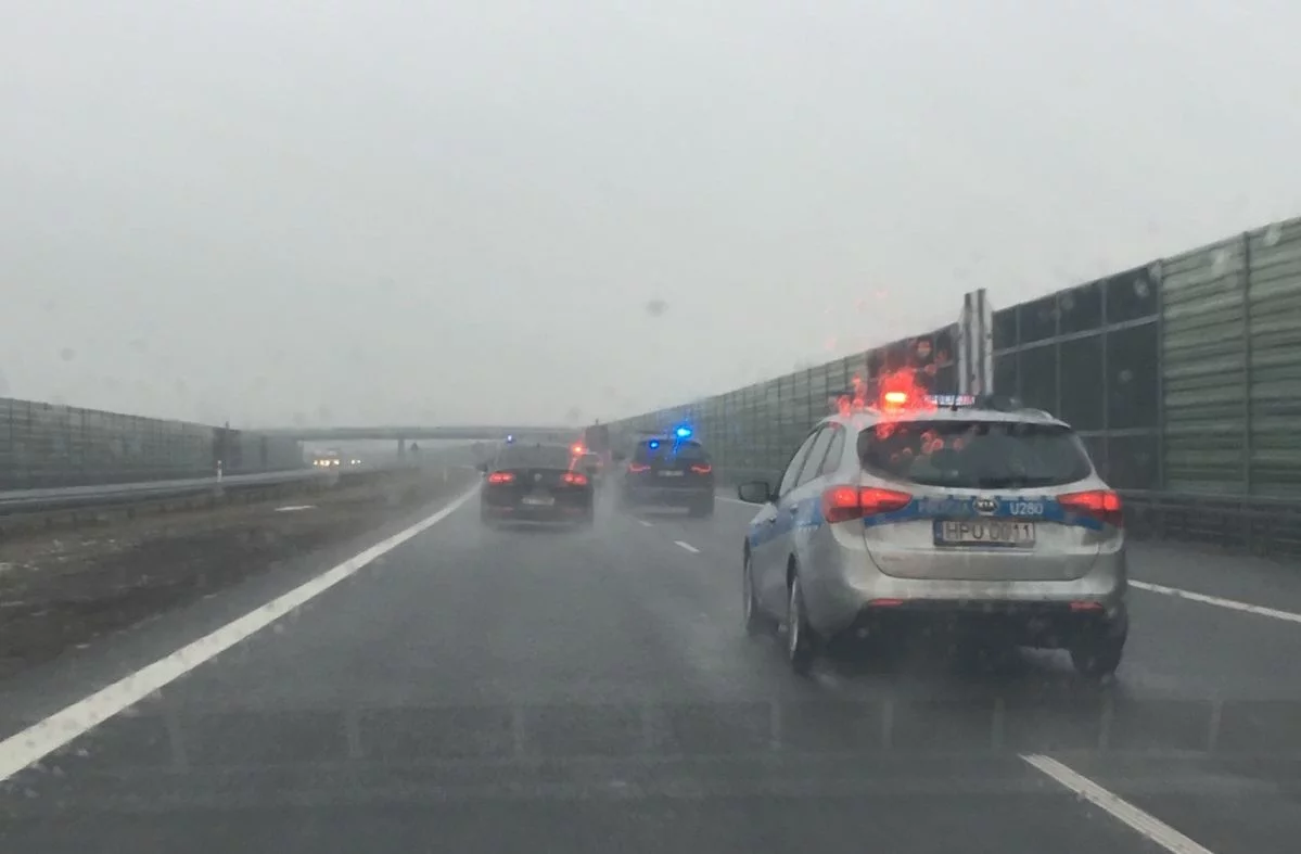 Auta prezydenckiej kolumny na autostradzie A2