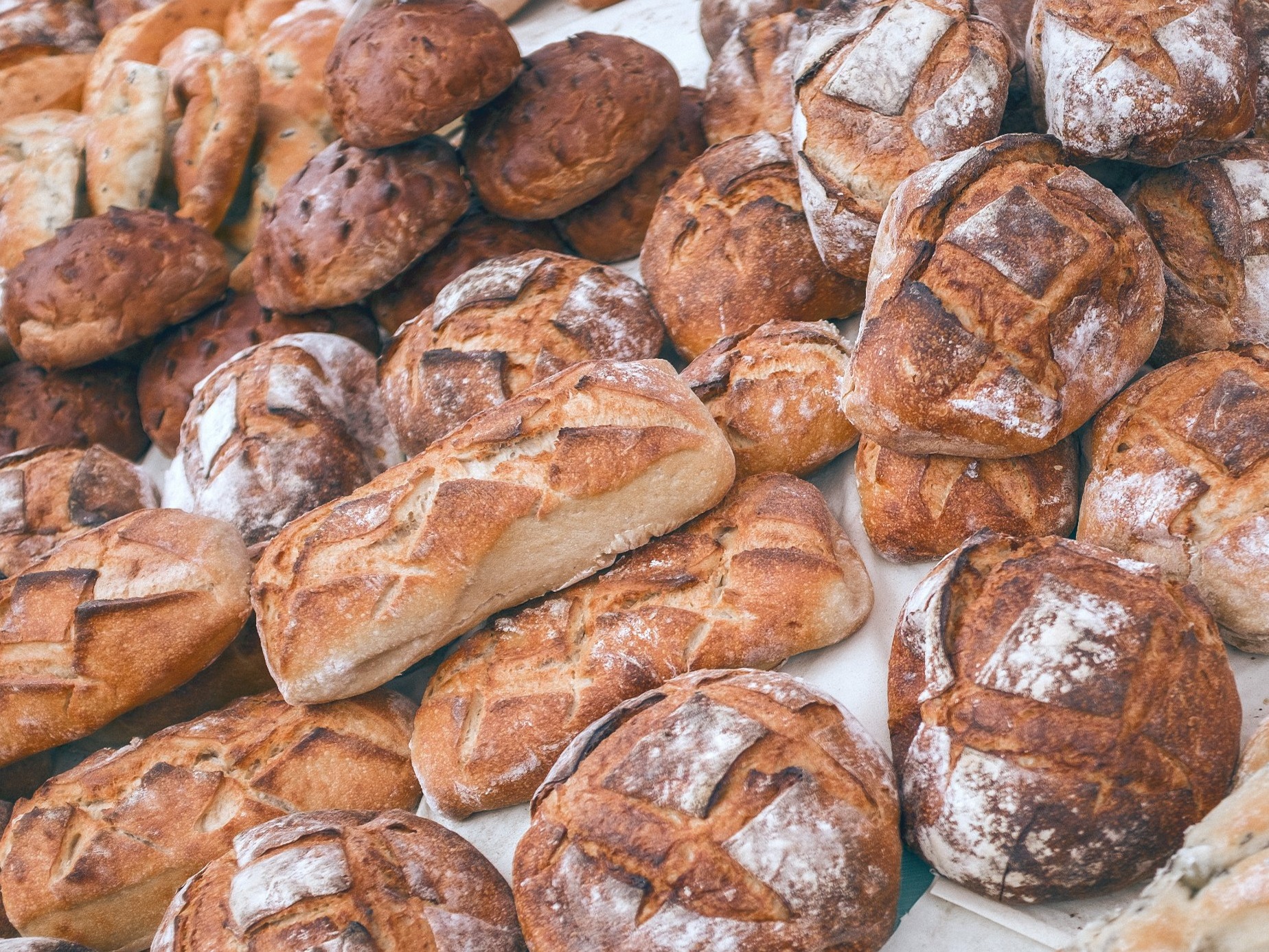 Jak odświeżyć chleb i bułkę, by były chrupiące? Użyj jabłek, mleka lub wody