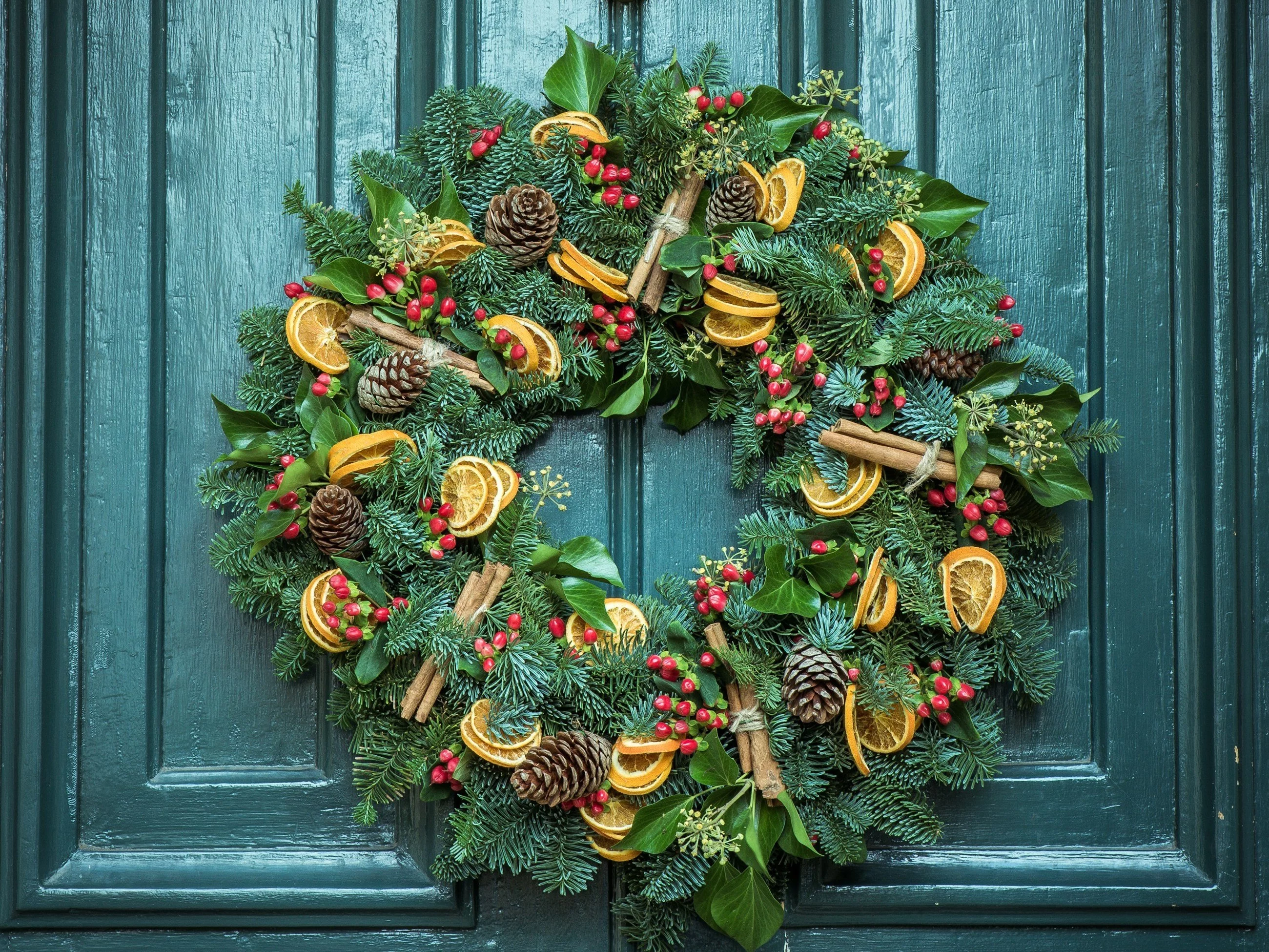 Tradycyjny wianek adwentowy udekorowany suszonymi cytrusami, szyszkami i cynamonem to ponadczasowa dekoracja, która pięknie podkreśla świąteczny klimat domu