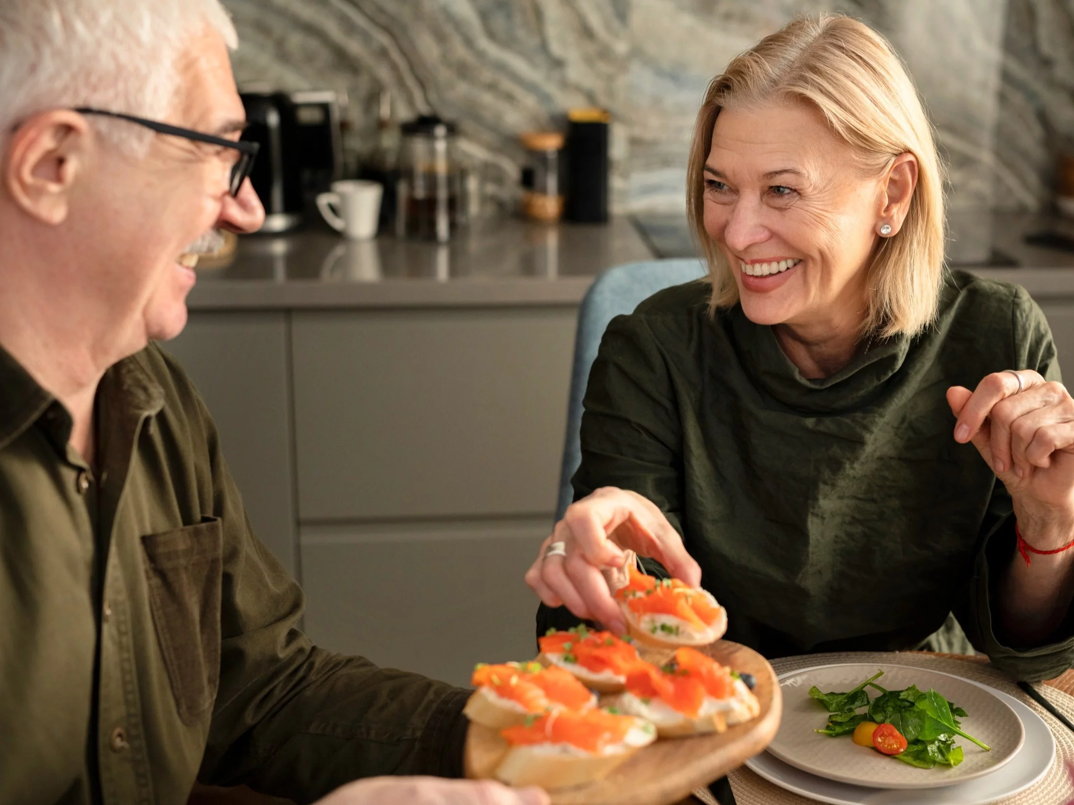 Seniorzy podczas jedzenia