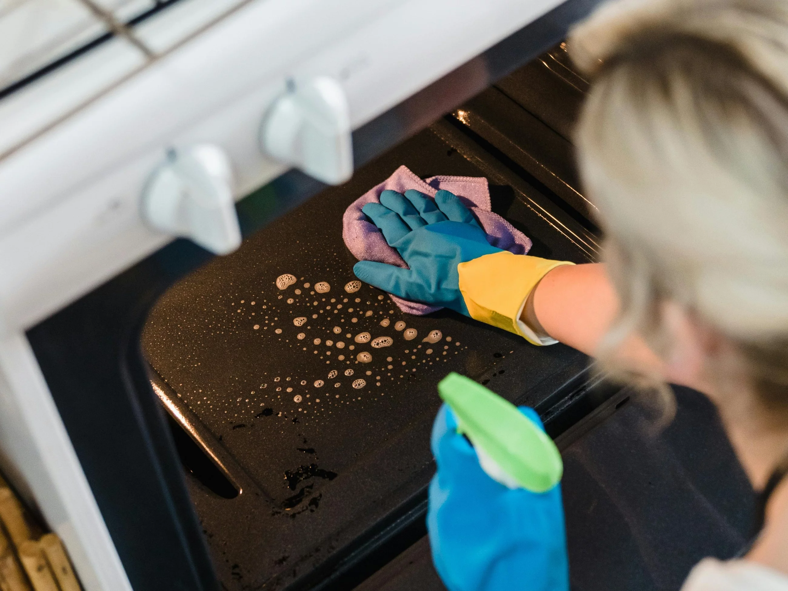 Najtrudniejsze zabrudzenia w piekarniku znikają po zastosowaniu domowej mieszanki z trzech składników