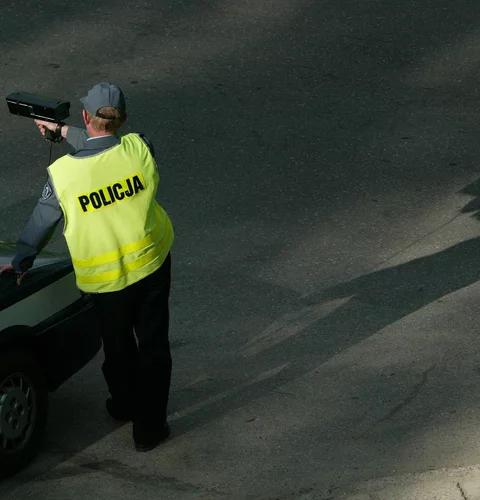Policjant podczas kontroli prędkości
