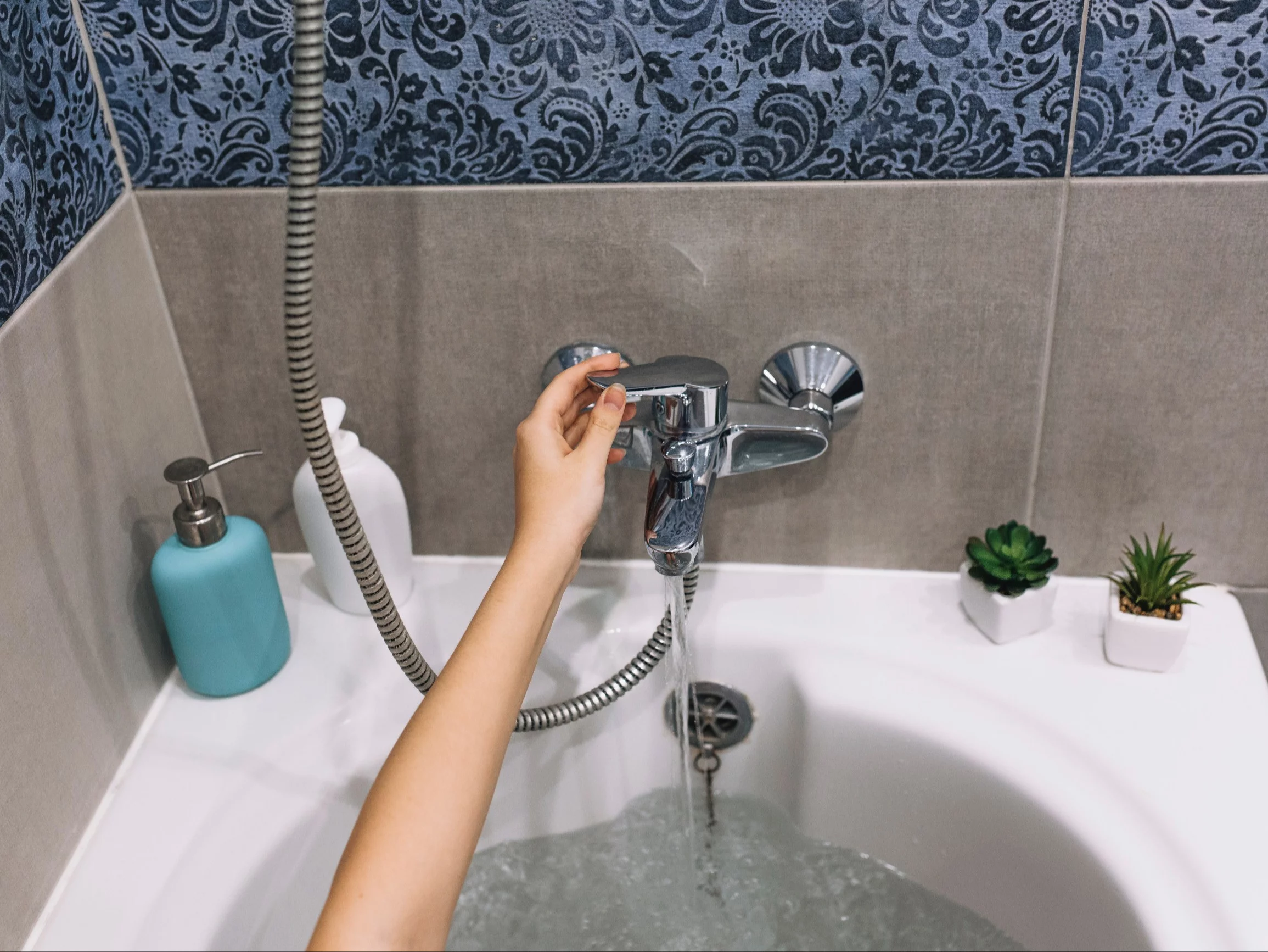 Po każdej kąpieli zostaje na wannie osad? Jest na to sposób