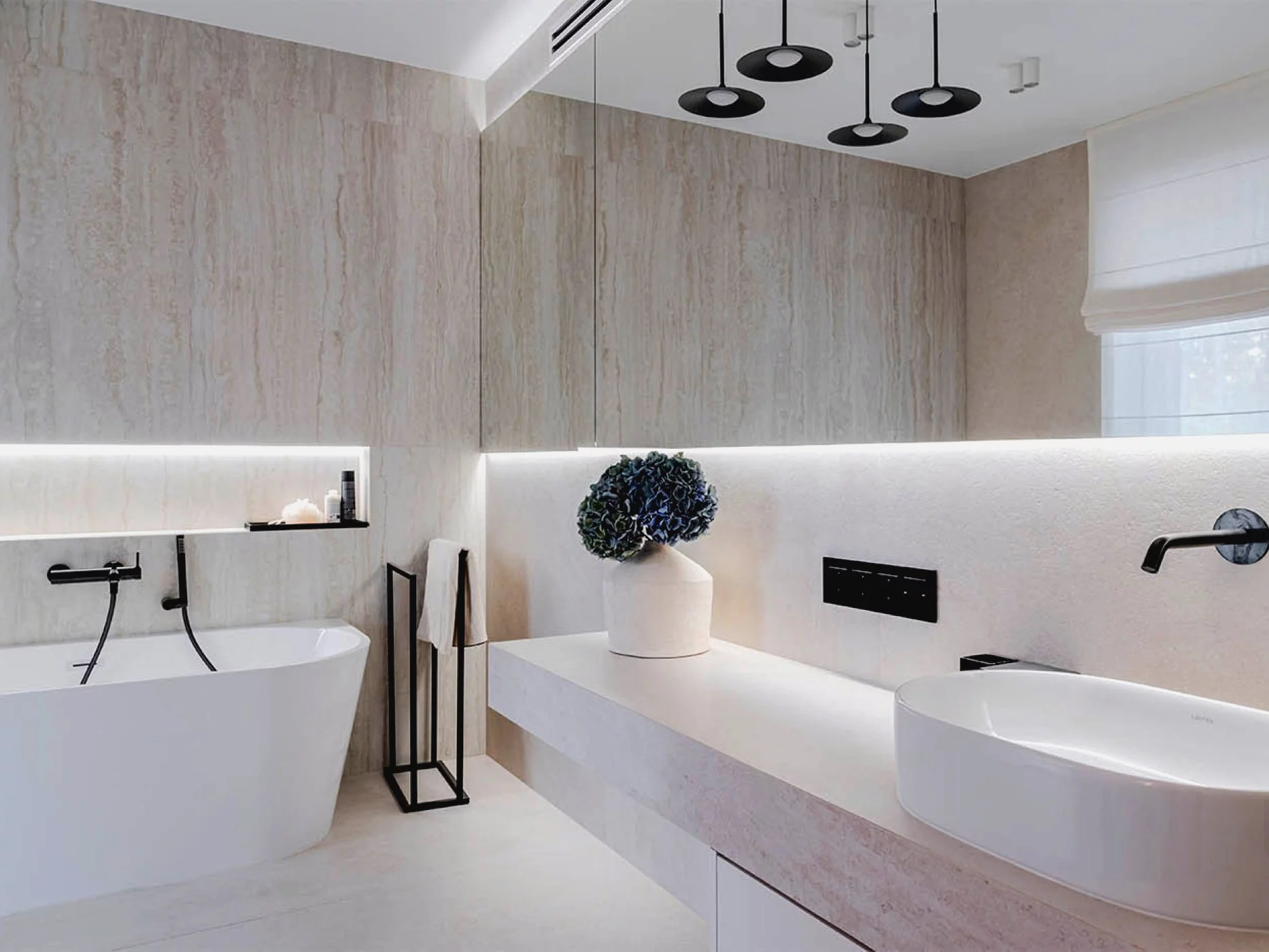Biało-czarna łazienka z wanną, projekt Deer Design