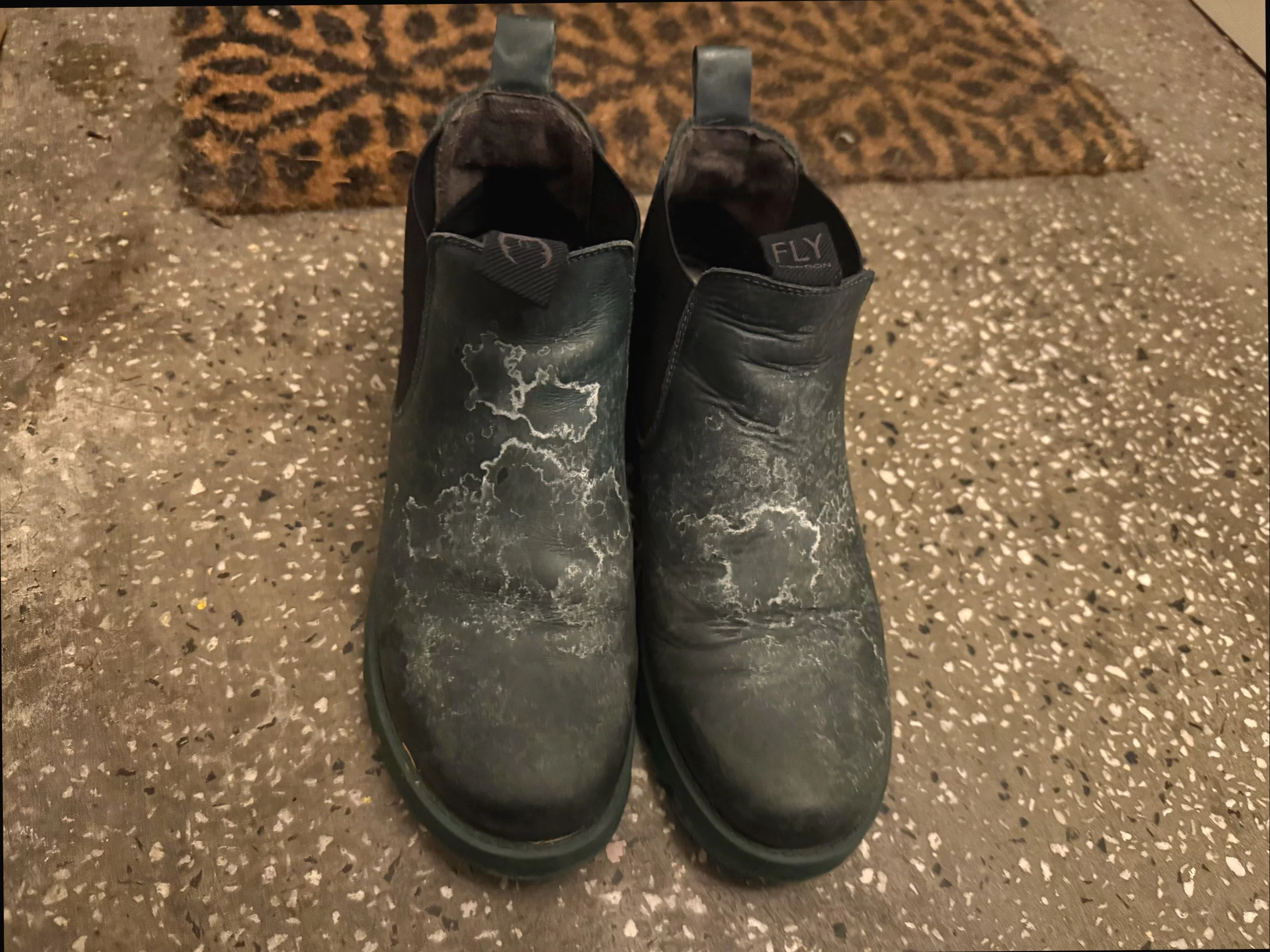 Buty zniszczone solą można uratować domowym sposobem