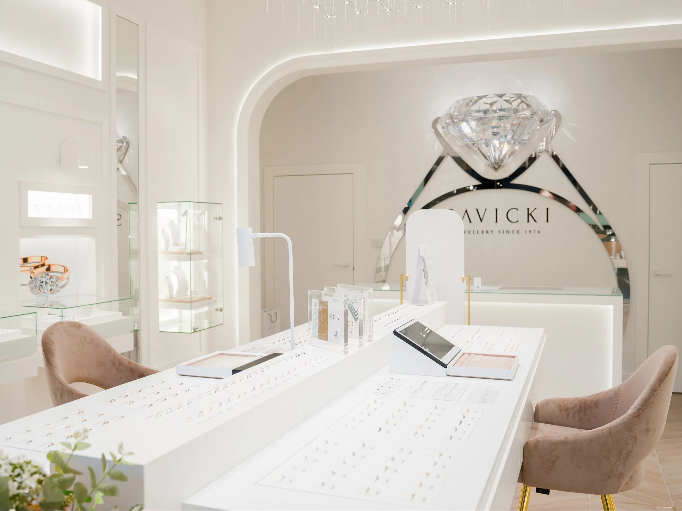 Salon SAVICKI został zaprojektowany z myślą o komforcie i emocjach klientów. Ciepłe materiały, stonowana kolorystyka oraz starannie zaplanowane oświetlenie tworzą przestrzeń bardziej przypominającą elegancki salon spotkań niż tradycyjny sklep jubilerski