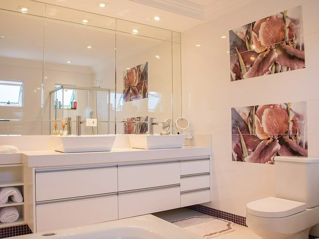 Szafki z wysokim połyskiem są wyjątkowo funkcjonalne w mniejszych pomieszczeniach