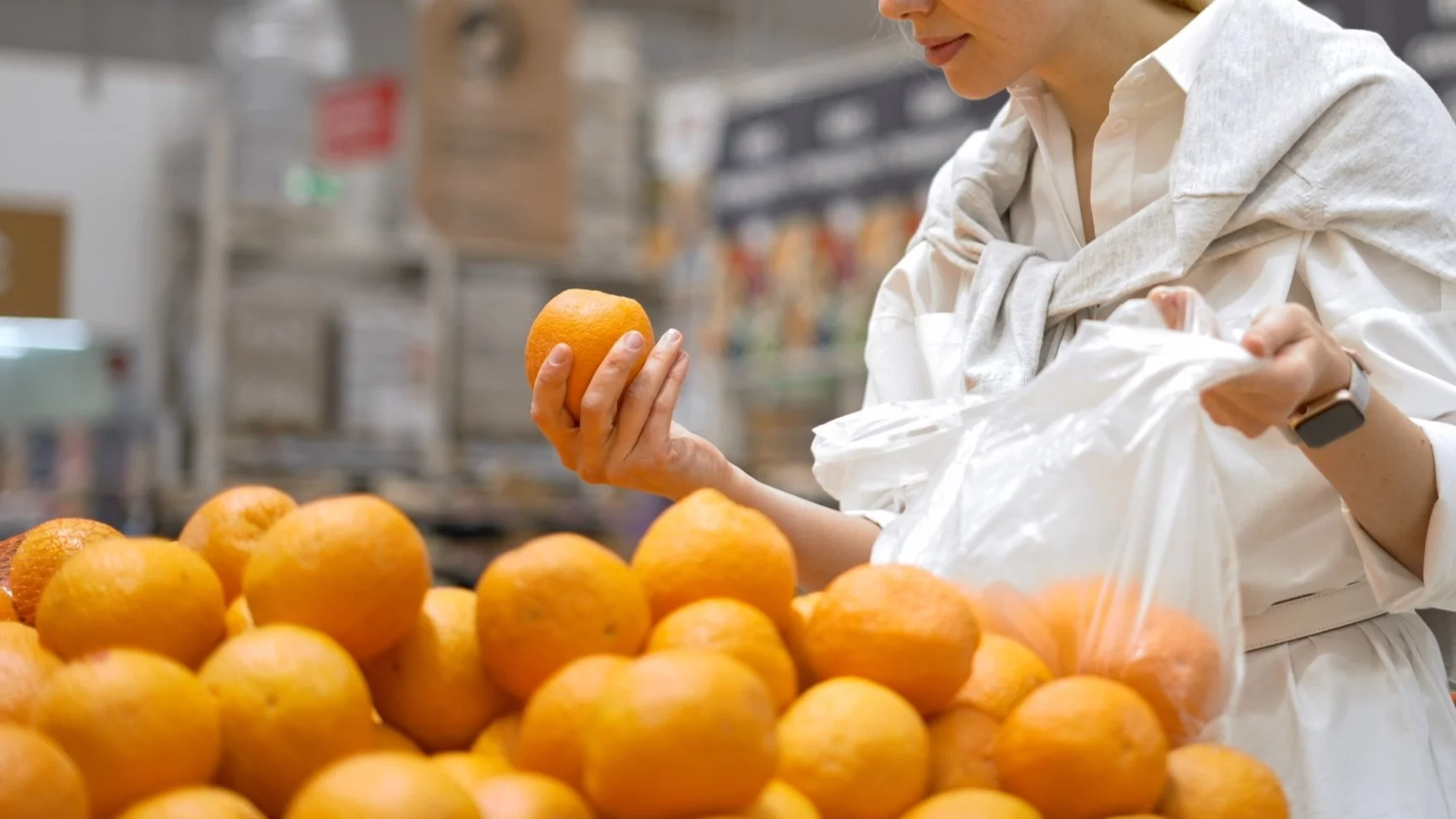 Kobieta kupująca pomarańcze, zdjęcie ilustracyjne