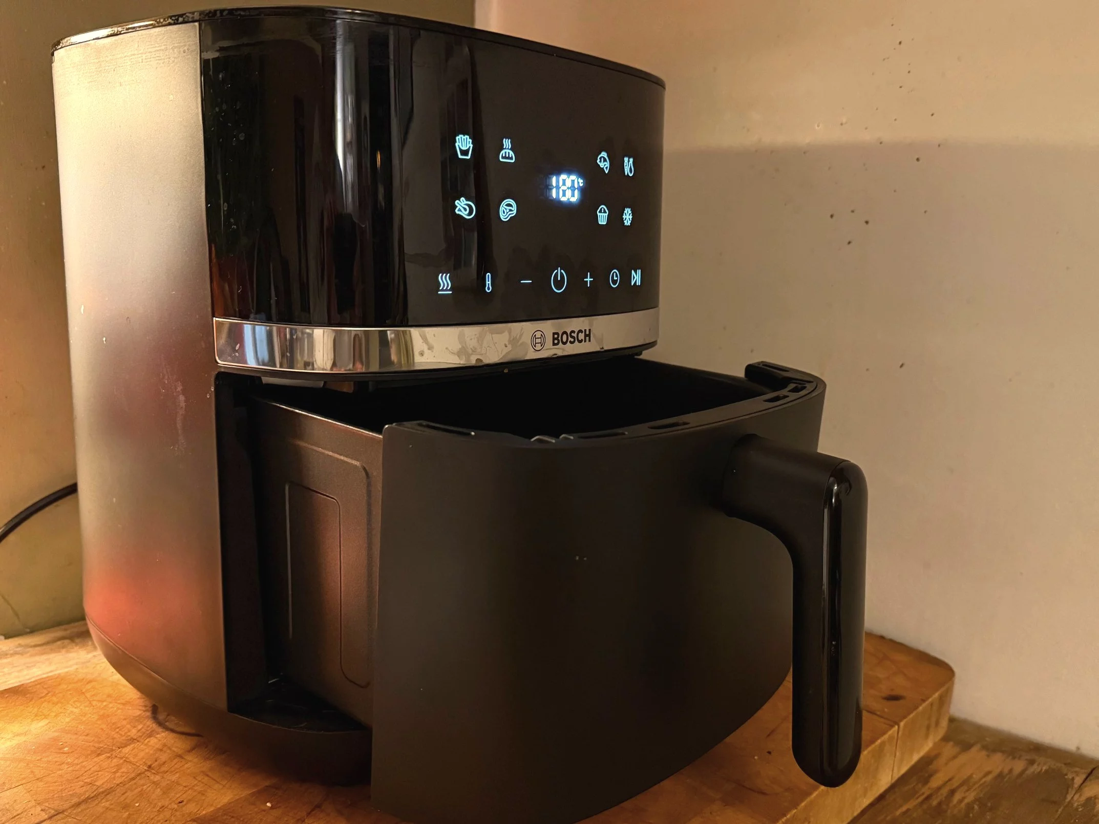 Czyszczenie airfryera wcale nie musi oznaczać szorowania – wystarczy woda, odrobina płynu do naczyń i 10 minut pracy urządzenia, by pozbyć się tłuszczu i zapachu