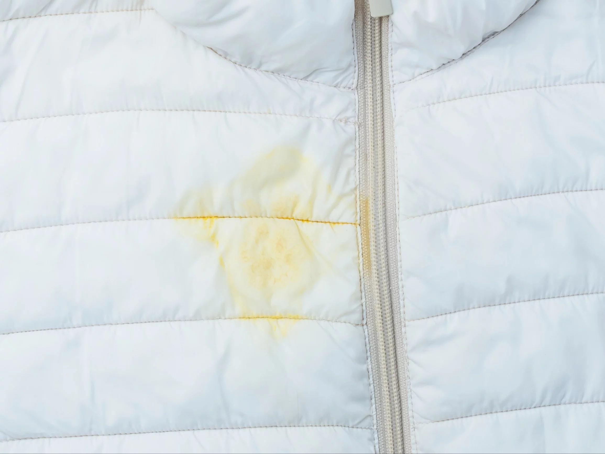 Jak usunąć plamę z kurtki puchowej – proste i skuteczne sposoby