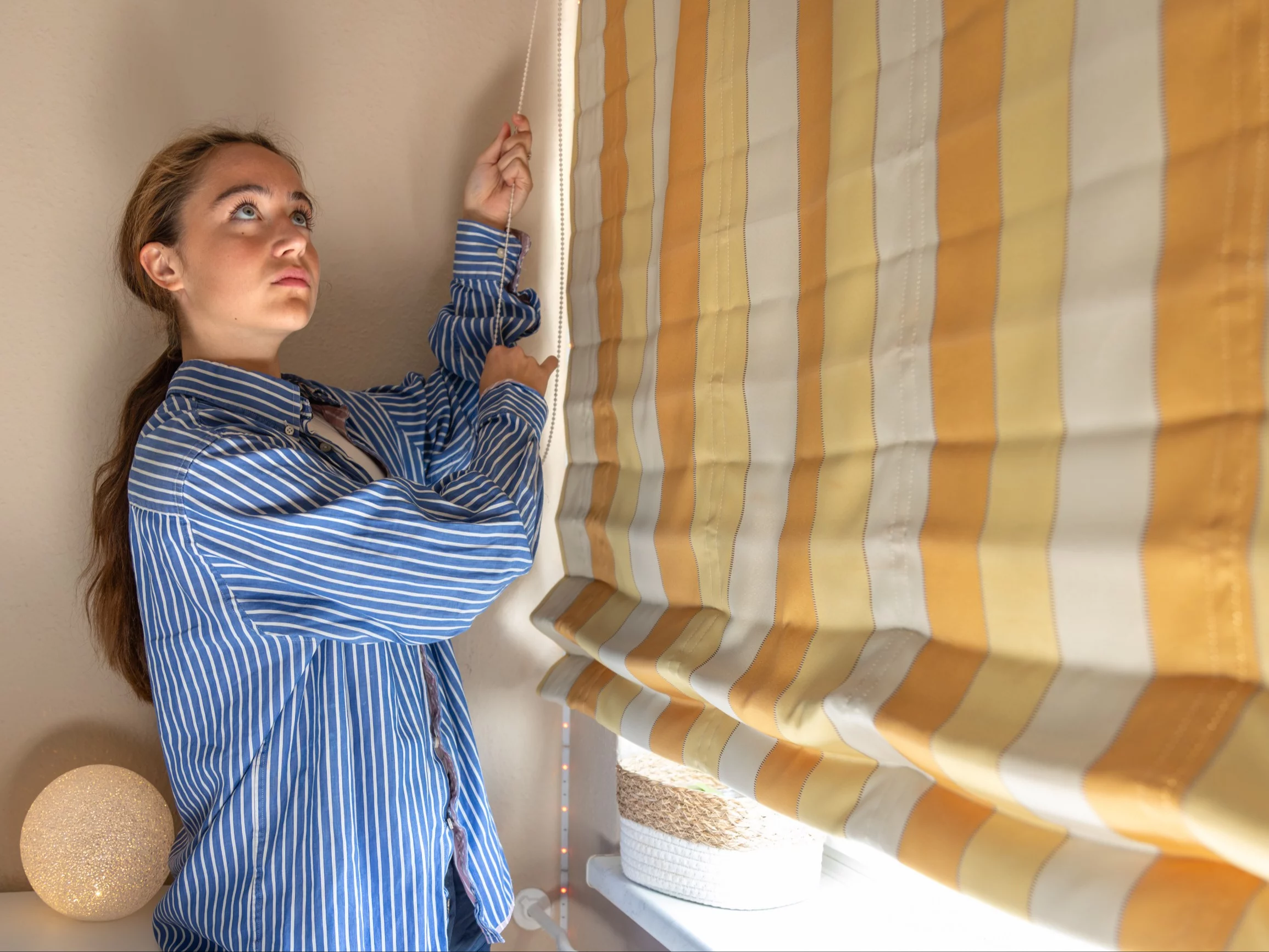 Twoje rolety są szare, zakurzone i wyglądają jak stare? Ten trik sprawi, że będą jak nowe – bez chemii i szorowania