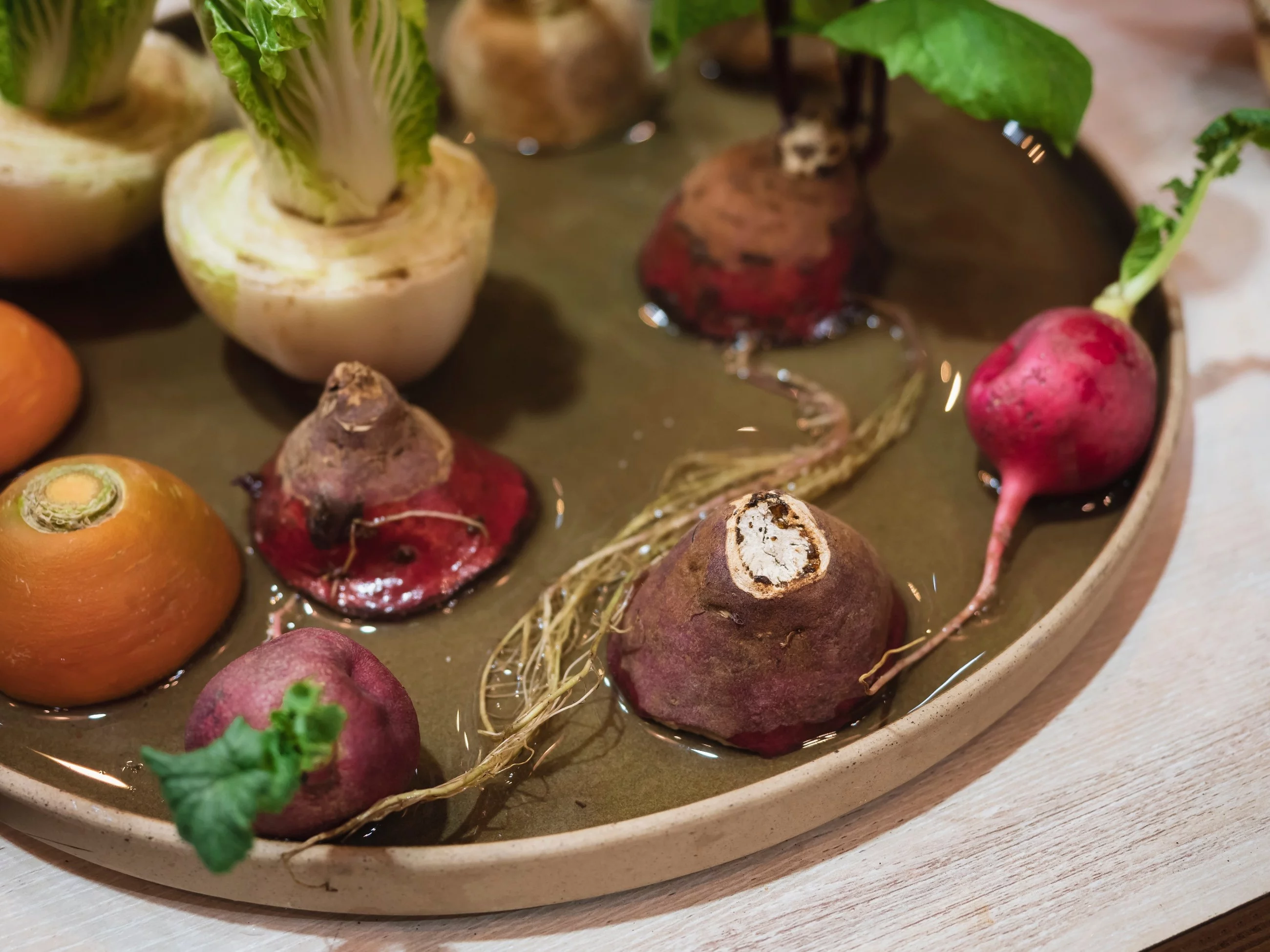 Uprawa roślin z resztek kuchennych to ekologiczny sposób na świeże plony i mniej marnowania jedzenia