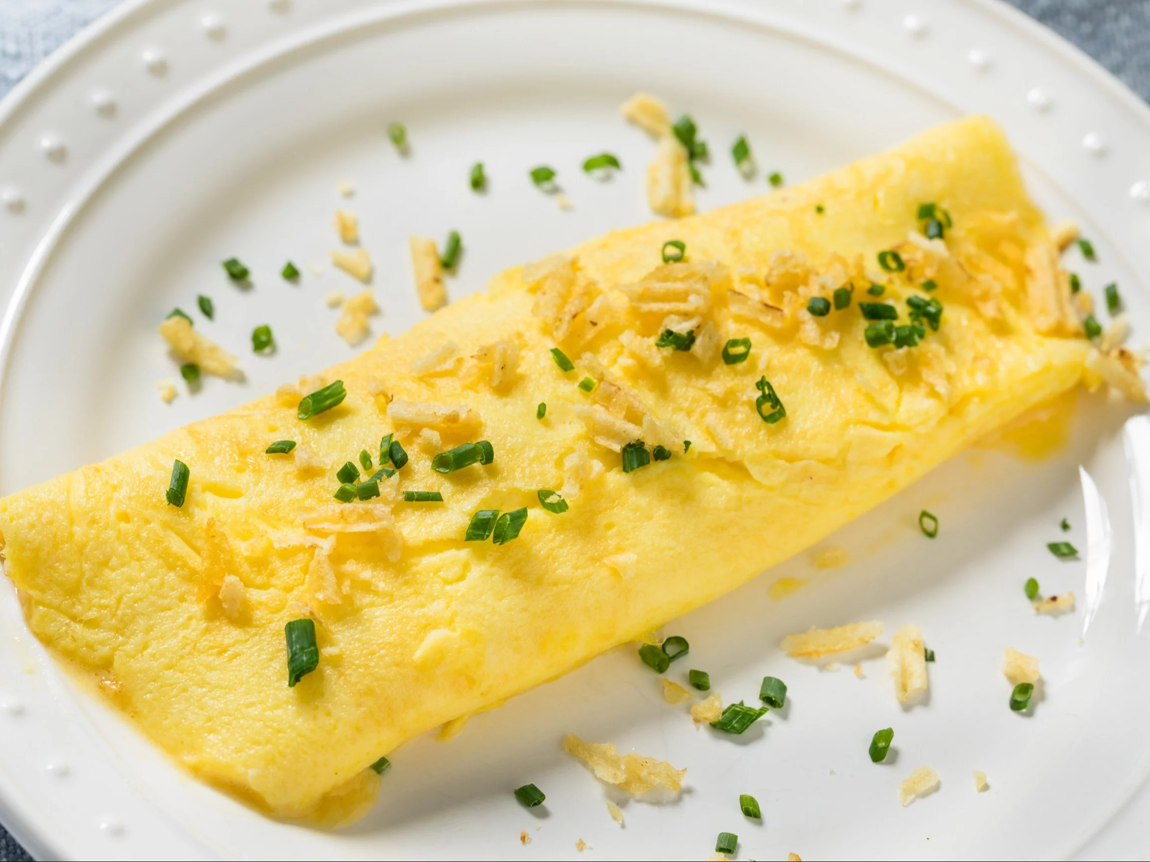 Francuzi stosują zasadę 30 sekund. Dzięki niej omlet wychodzi kremowy i delikatny