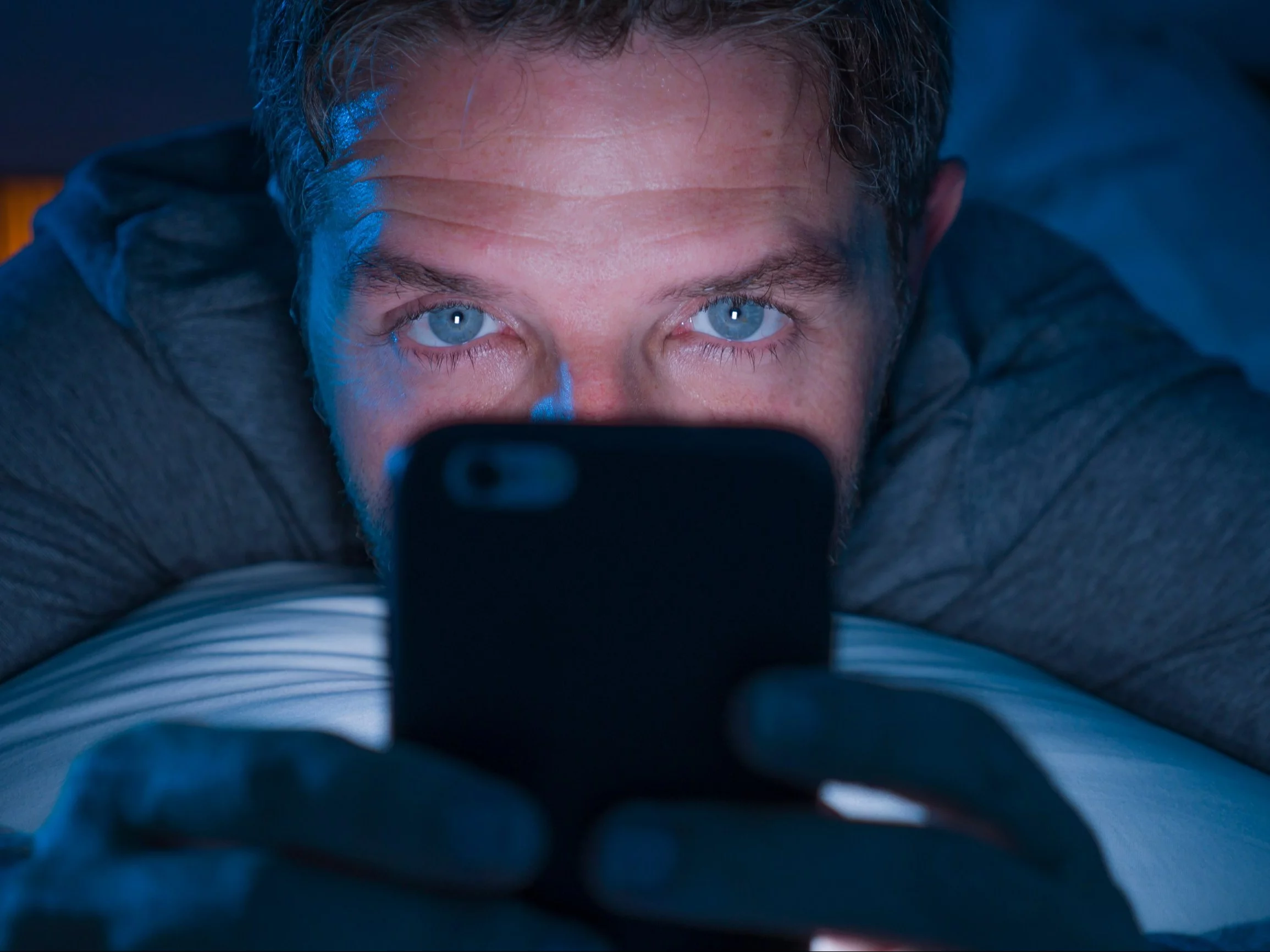 Mężczyzna korzystający ze smartfona