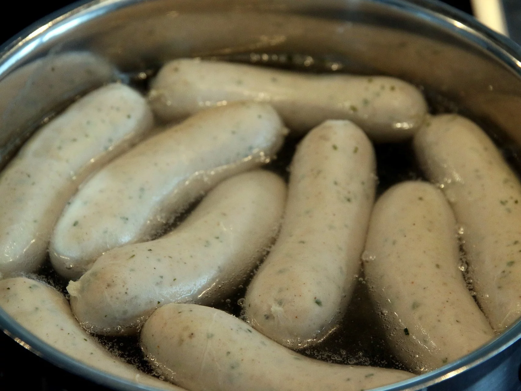 Biała kiełbasa w garnku
