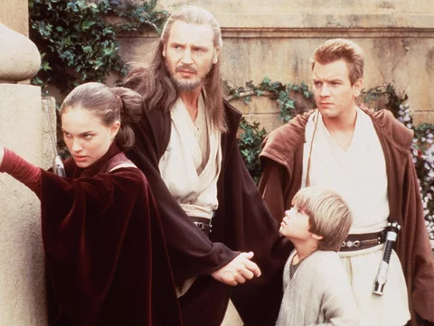 Natalie Portman, Liam Neeson, Jake lloyd jako Anakin Skywalker i Ewan McGregor w filmie „Gwiezdne wojny: Mroczne widmo”