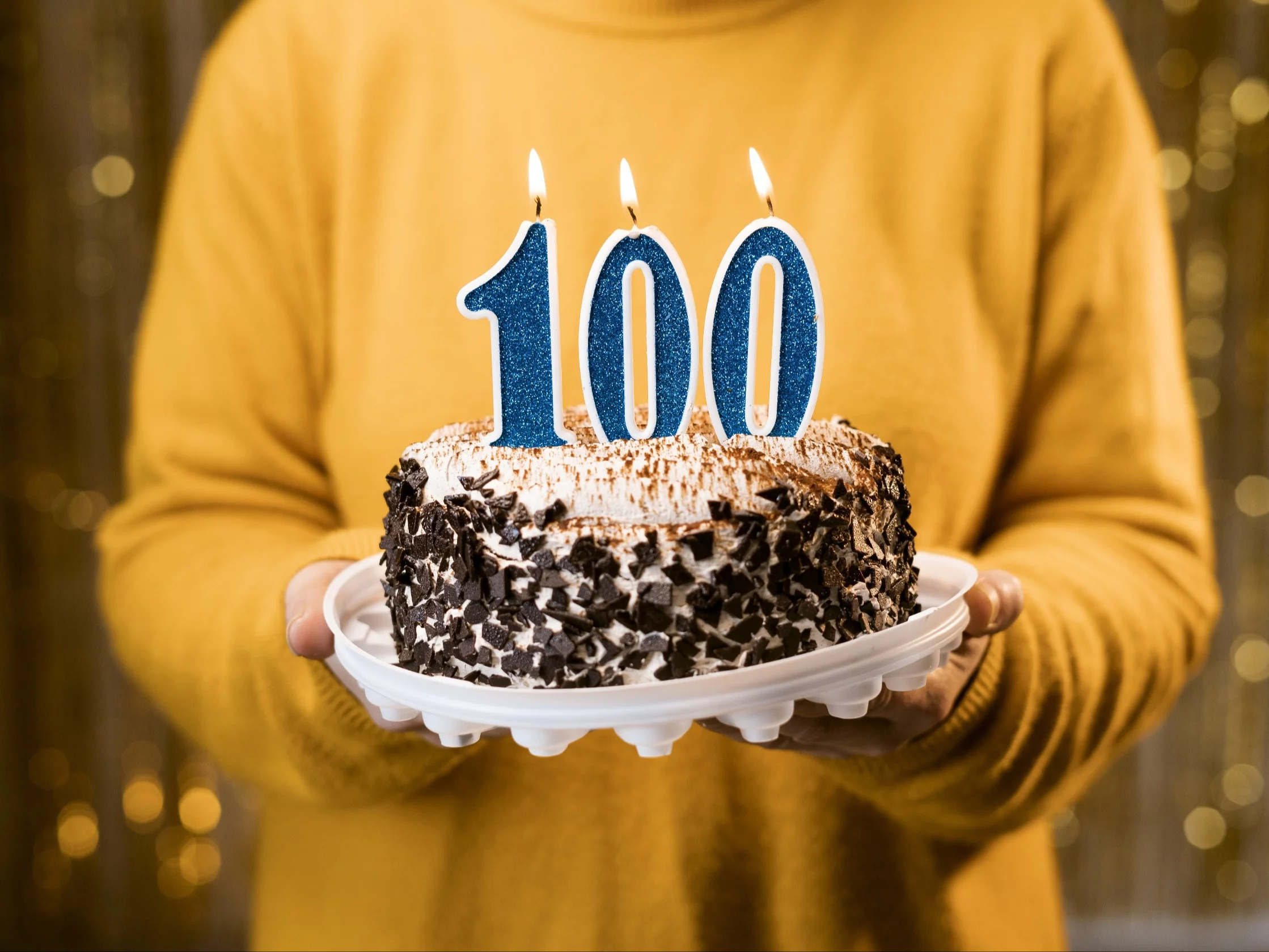 Tort ze świeczką z numerem 100