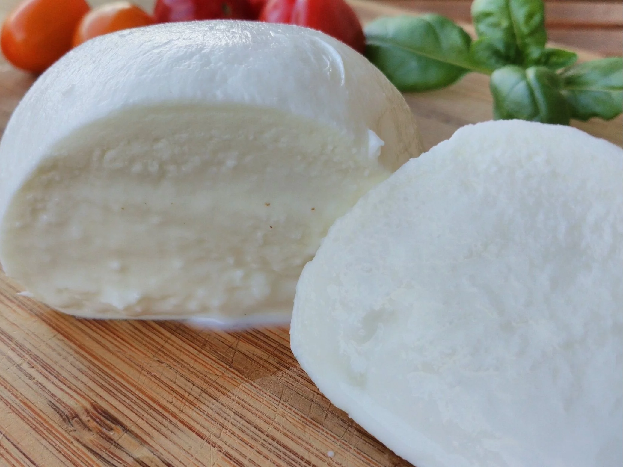Nie tylko serek wiejski i twaróg. Ten ser też pomoże schudnąć, ma 157 kcal w 100 g i 19 g białka