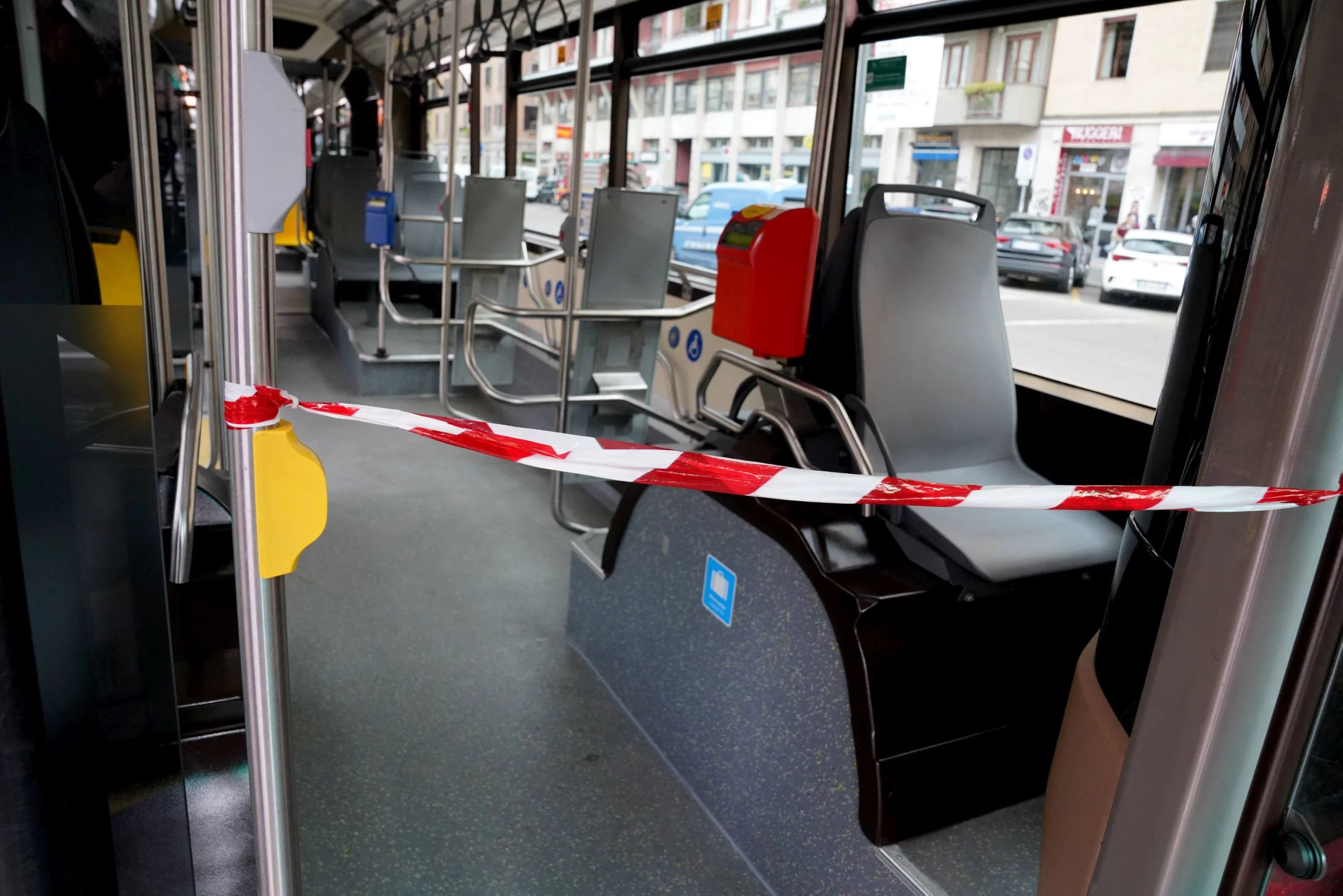 Taśma oddzielająca kierowcę autobusu, Mediolan