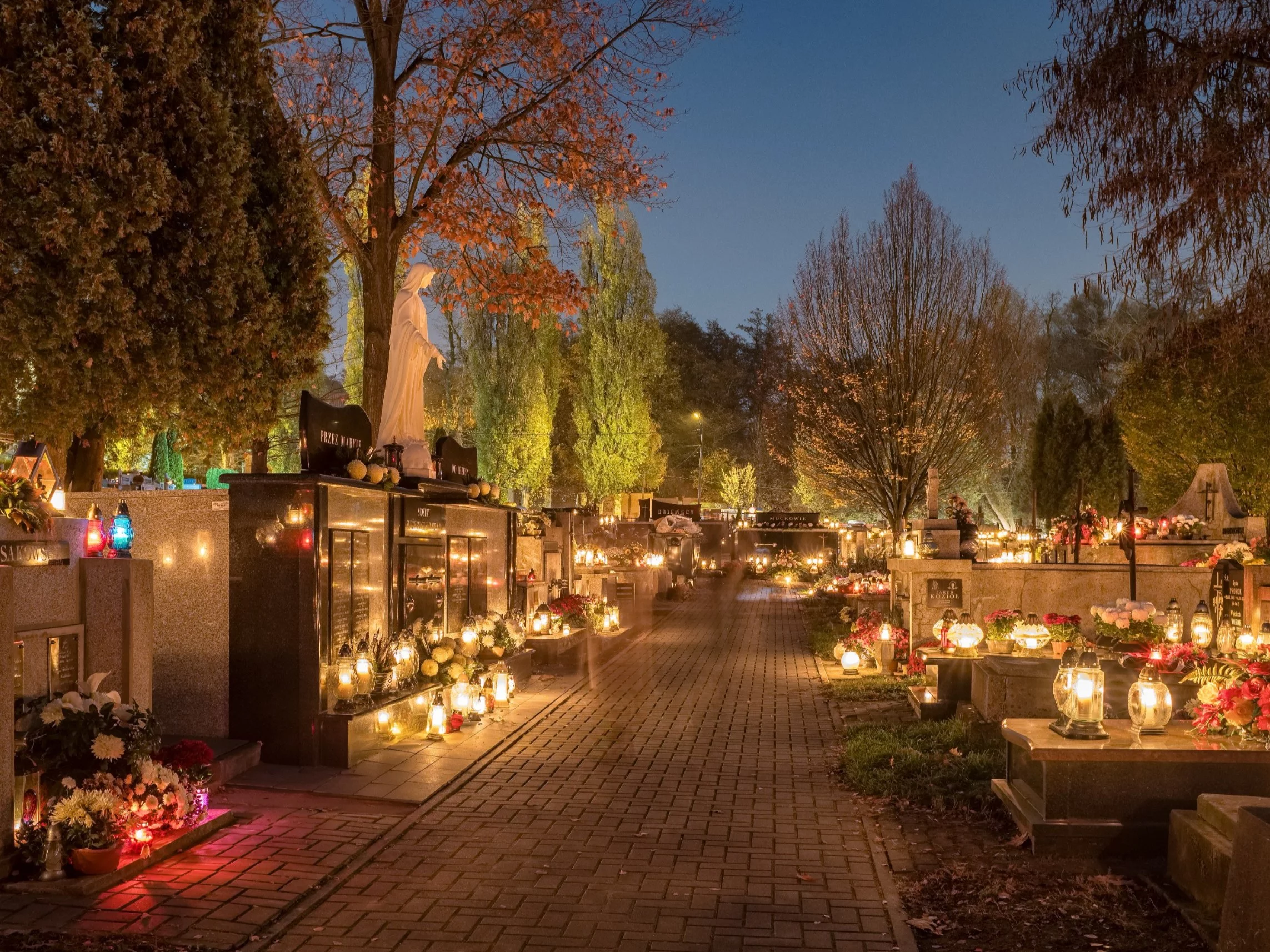 Znicze różnią się trwałością i odpornością na wiatr czy deszcz