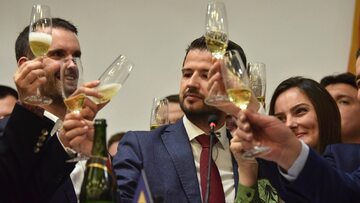 Jakov Milatović  świętuje wygraną w wyborach prezydenckich w Czarnogórze