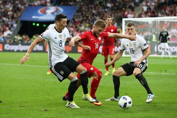 Jakub Błaszczykowski przedziera się między zawodnikami niemieckimi