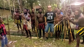 Jakub Skrzypski z mieszkańcami wioski Kwami Lama, koło Timika w Papui Zachodniej
