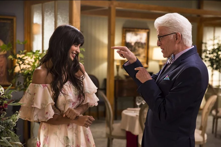 Jameela Jamil. Kadr z serialu "Good place"