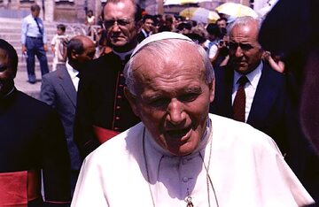 Jan Paweł II na pl. Świętego Piotra w 1985 roku