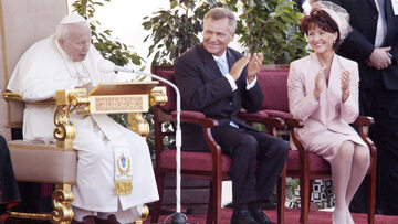 Jan Paweł II oraz Aleksander i Jolanta Kwaśniewscy