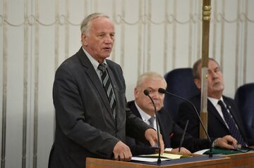 Jan Rulewski przemawia podczas obrad Sejmu