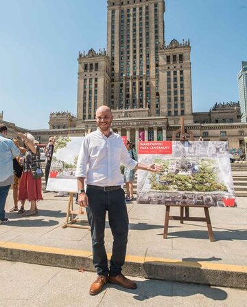 Jan Śpiewak przed PKiN promujący pomysł Parku Centralnego