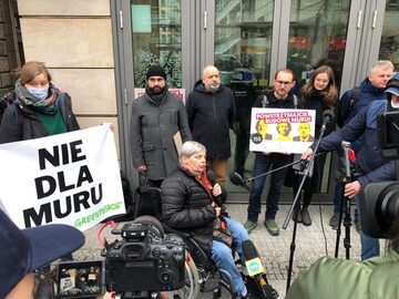 Janina Ochojska i aktywiści Greenpeace na demonstracji ws. muru granicznego