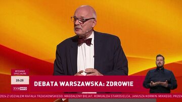 Janusz Korwin-Mikke na debacie w TVP z pudełkiem, w którym prawdopodobnie trzymał świerszcza