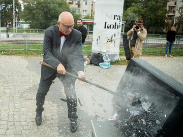 Janusz Korwin-Mikke rozbił telewizor przed siedzibą TVP