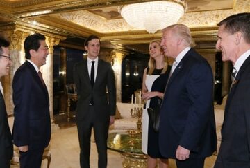 Jared Kusher (w środku) na spotkaniu Donalda Trumpa z Shinzo Abe