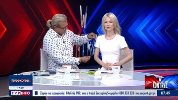 Jarosław Jakimowicz mierzy rękę Magdaleny Ogórek, kadr z programu „W kontrze”