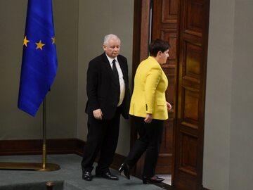 Jarosław Kaczyński i Beata Szydło wychodzą z sali posiedzeń