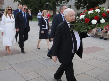 Jarosław Kaczyński i Jacek Kurski z żoną podczas miesięcznicy pogrzebu Lecha i Marii Kaczyńskich,