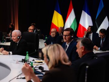 Jarosław Kaczyński i Mateusz Morawiecki w towarzystwie Victora Orbana oraz Marine Le Pen